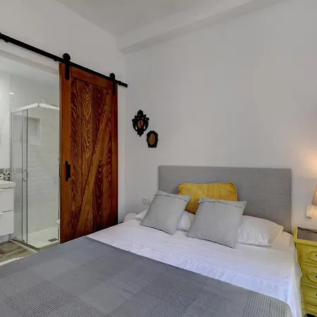 別荘 Authentic Andalusian Townhouse With Roof Terrace, Steps From The Beach エステポナ