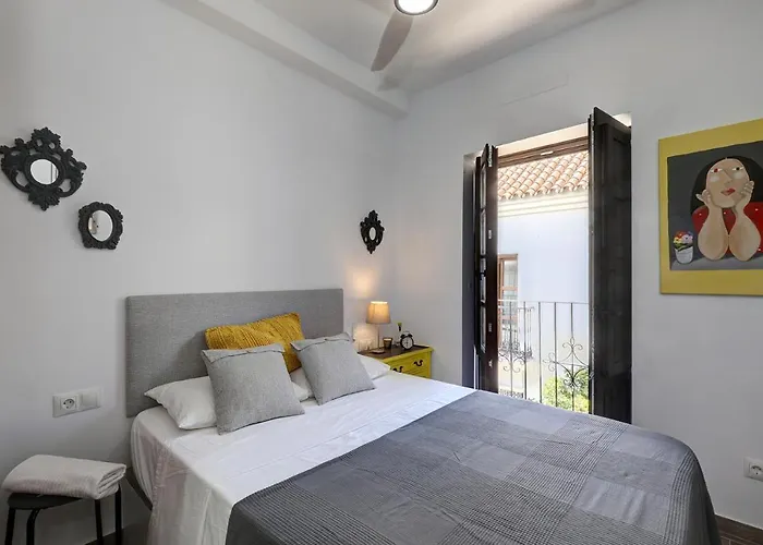 Authentic Andalusian Townhouse - Private Roof Terrace - 5Min Beach 펜션 *