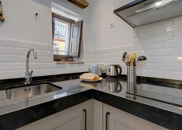 Authentic Andalusian Townhouse With Roof Terrace, Steps From The Hébergement de vacances Estepona