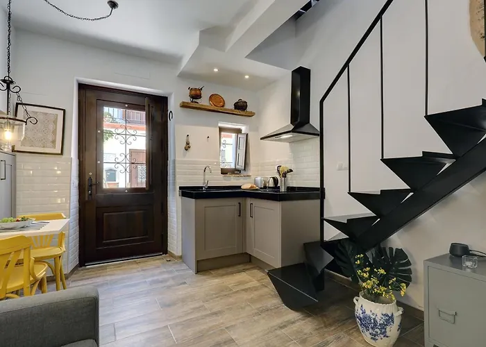 Authentic Andalusian Townhouse With Roof Terrace, Steps From The Hébergement de vacances